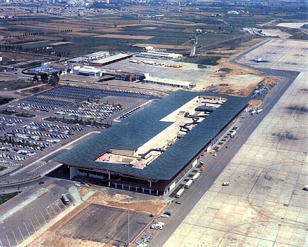 Imatge a&egrave;ria de l'aeroport amb una &uacute;nica terminal